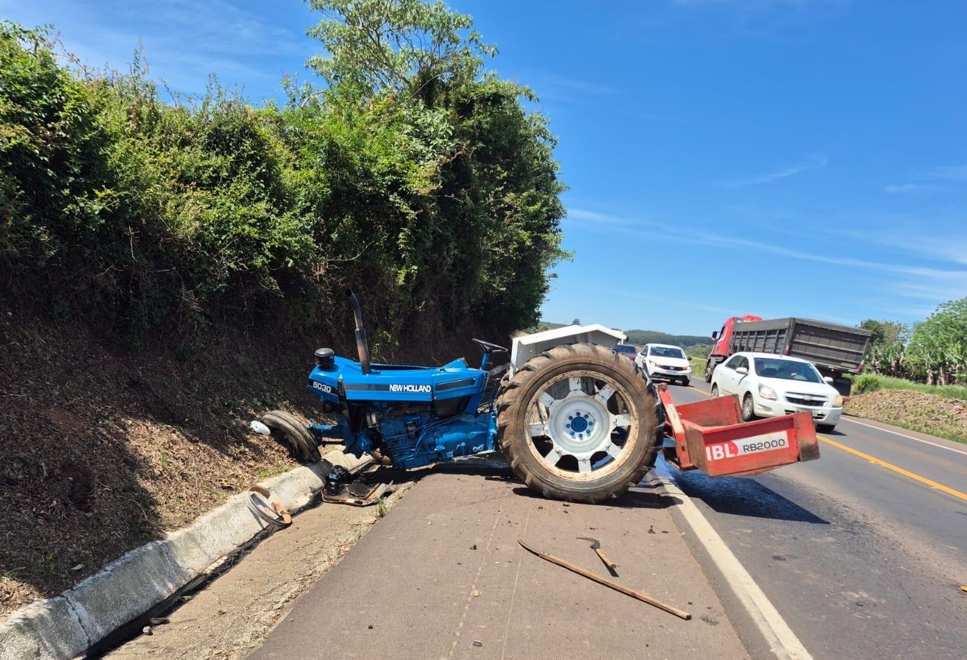 Mulher sofre ferimentos graves em acidente entre trator e caminhonete na BR-282