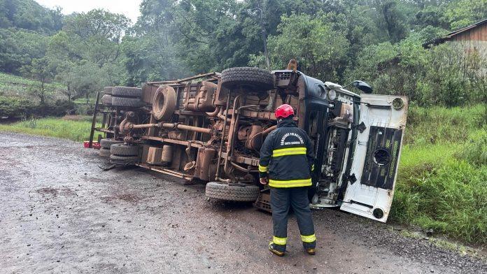 Motorista de caminhão com ferimentos de média gravidade em Ipumirim
