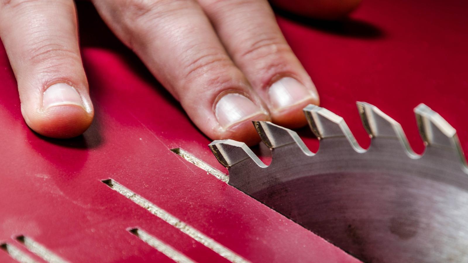 Trabalhador sofre amputação de dedos da mão após acidente com serra circular