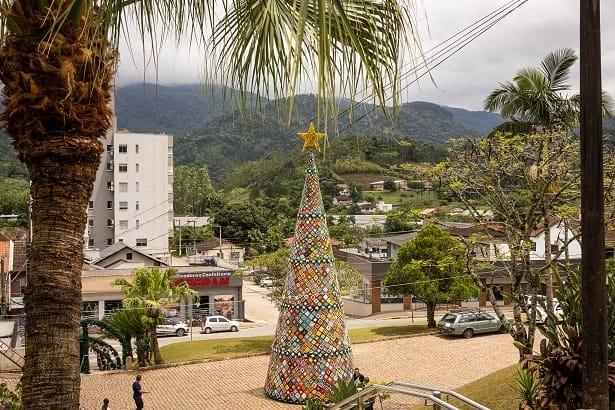 A pequena cidade de SC com a maior árvore de Natal em crochê do Brasil;
