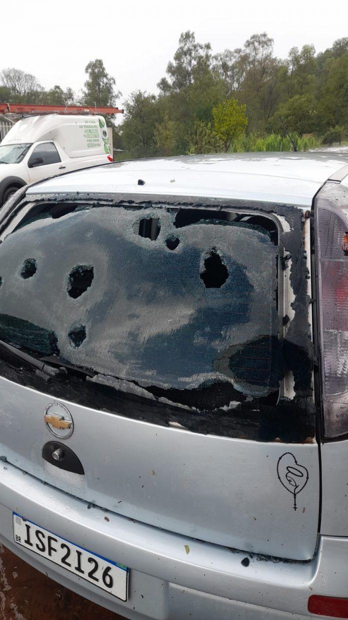 Chuva de granizo provoca estragos e danifica carros e casas em Erechim/RS