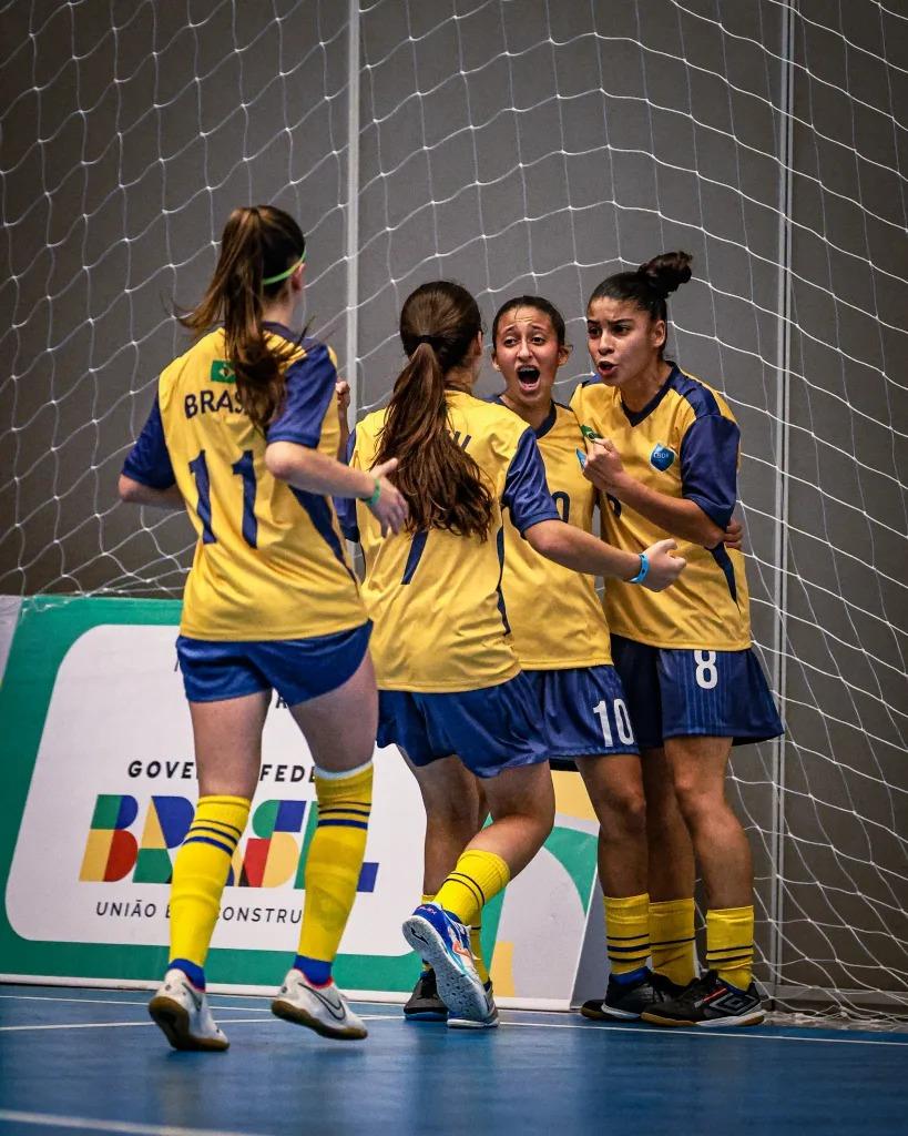 Com gols de Heloísa Meine, Pinhalense/Apeff conquista o mundial escolar de futsal feminino
