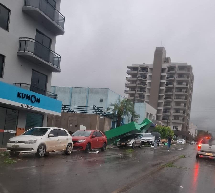 Forte temporal causa estragos em Xanxerê