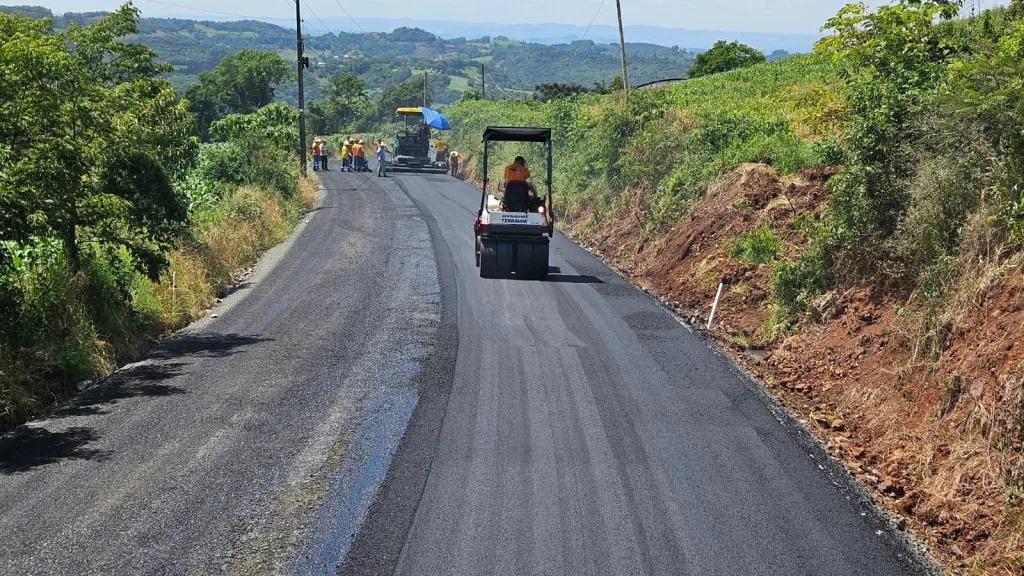 Inicia a colocação do asfalto em Santa Lúcia, interior de Seara