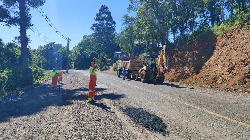 Operação tapa-buraco é realizada na SC 283, entre Seara e Arvoredo
