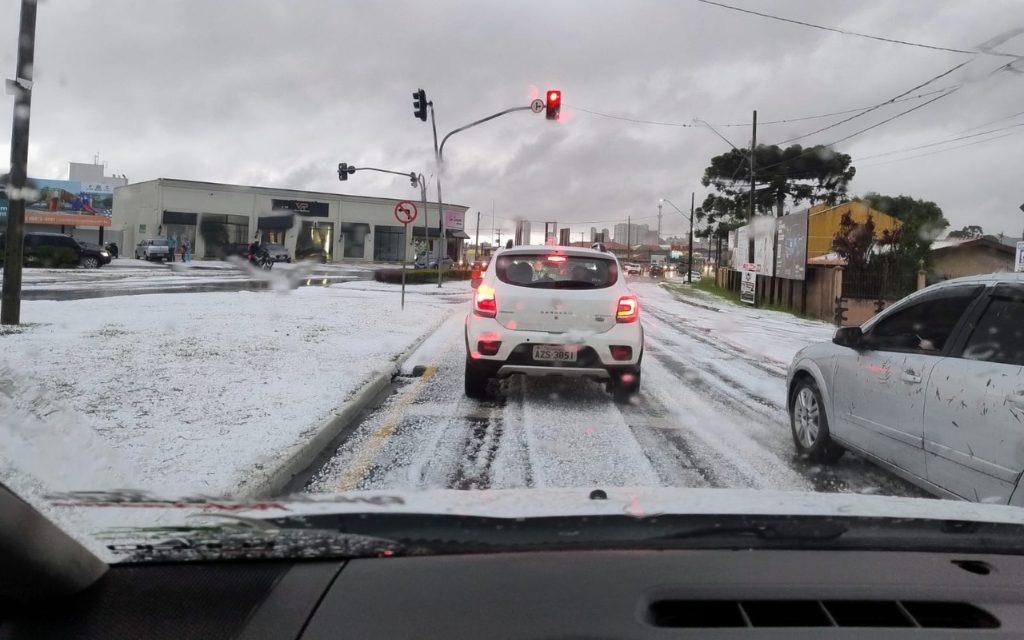 Temporal com granizo causa danos em diferentes bairros de Ponta Grossa