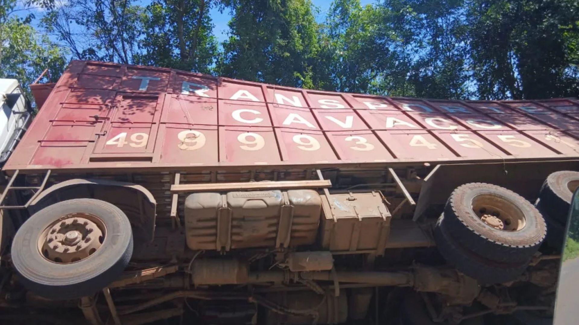 Tombamento de caminhão é registrado na SC-155, acesso a Xavantina