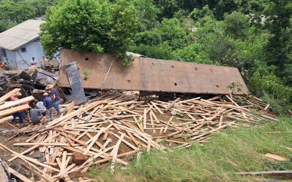 Acidente com caminhão deixa duas vítimas fatais em Arvoredo. Jovem é identificado