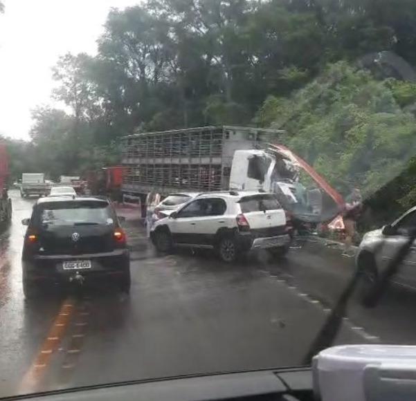 Acidente entre caminhões e carros deixa feridos e interrompe trânsito na BR-282