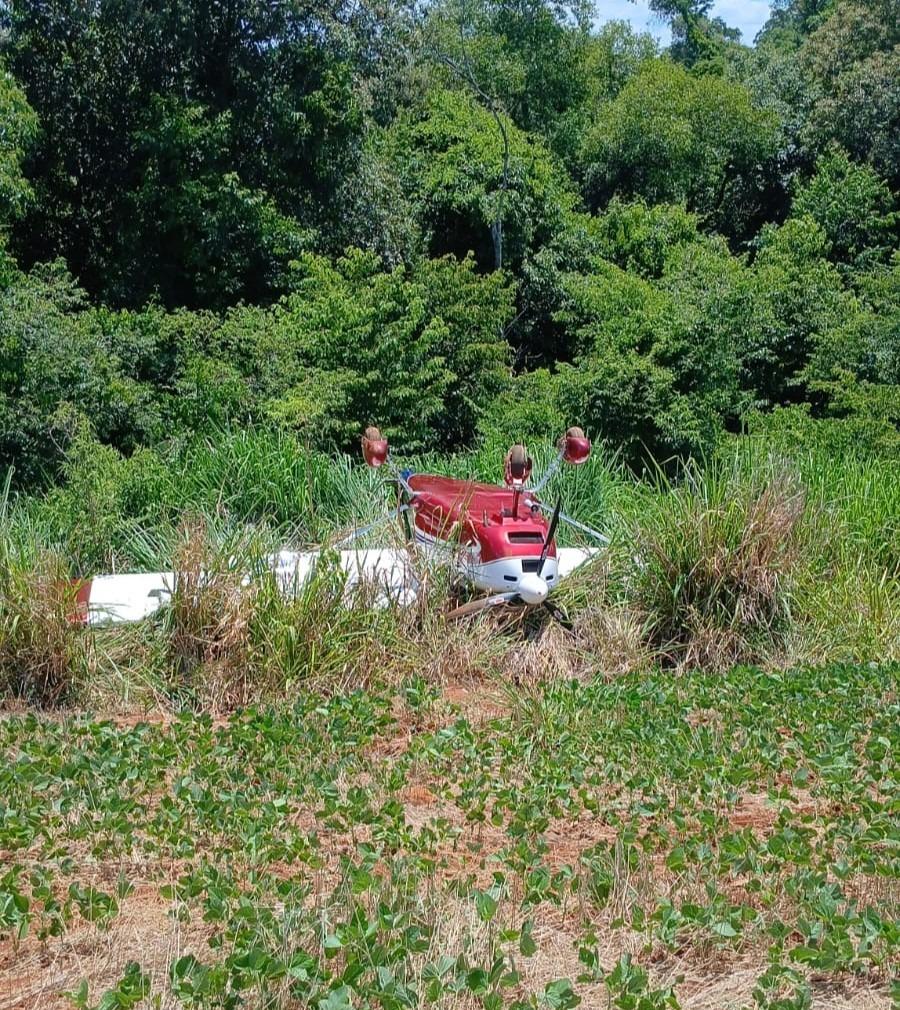 Avião de pequeno porte faz pouso de emergência em plantação no Oeste