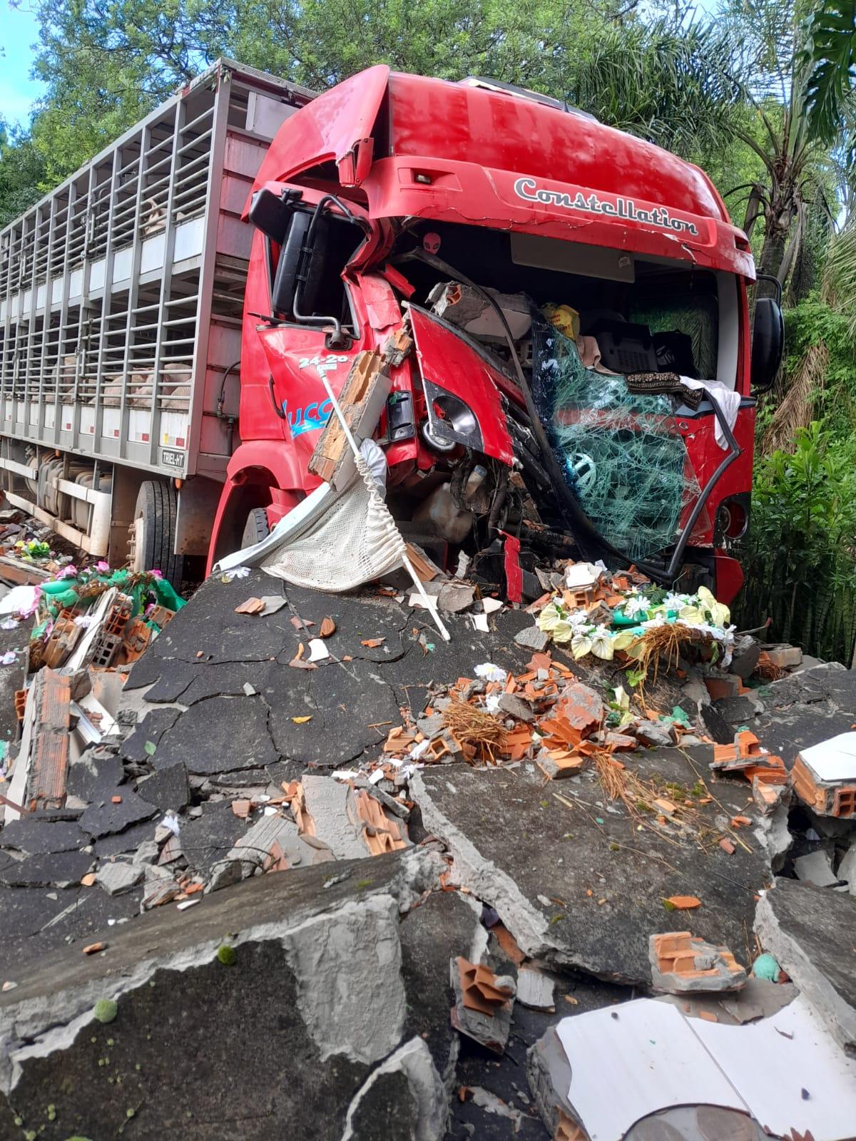 Caminhão desgovernado invade cemitério de Tiradentes, em Xavantina