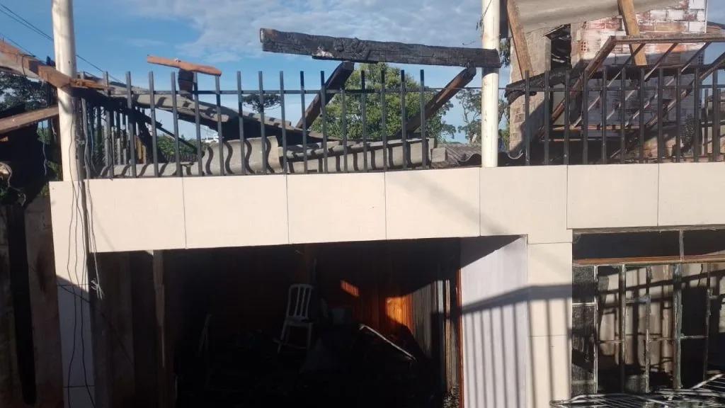 Casa é consumida pelo fogo em Chapecó e homem morre no local após incêndio