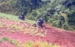 Jovens vandalizam área de pastagem no interior de Passos Maia e postam vídeos nas redes sociais