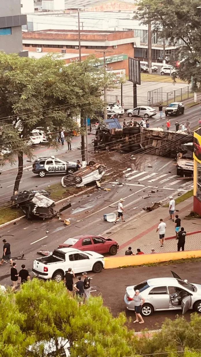 Acidente de grandes proporções envolve 9 veículos e deixa ao menos 10 feridos em Chapecó