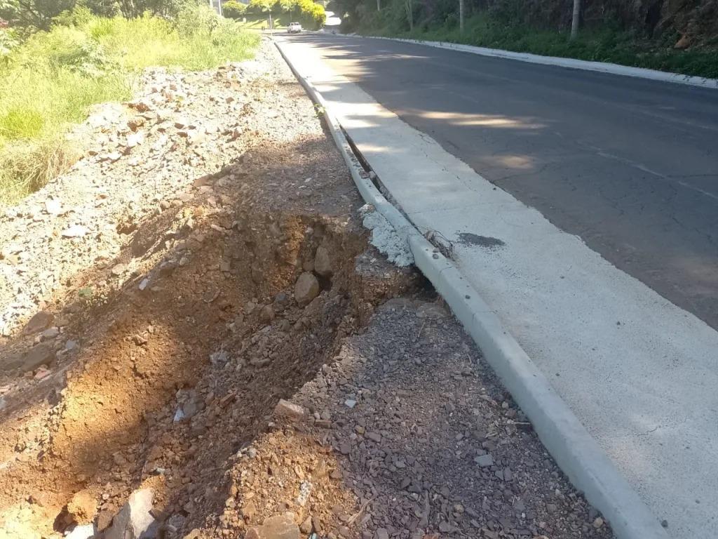 Acostamento volta a ceder na SC 283, na saída de Seara para Concórdia