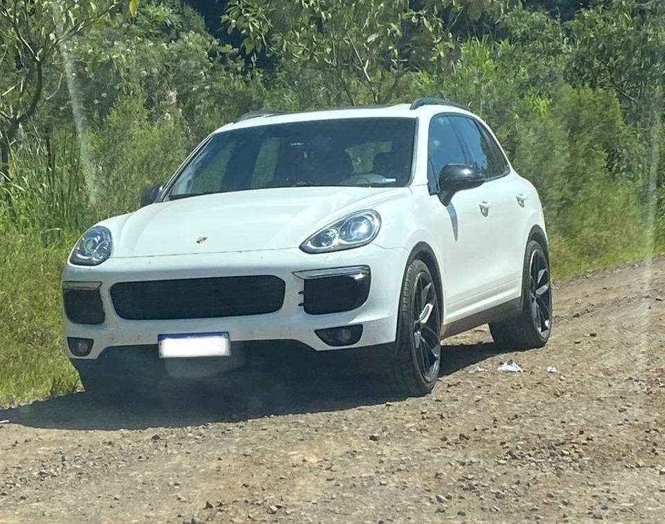 Carro de luxo furtado no Litoral é recuperado em Faxinal dos Guedes