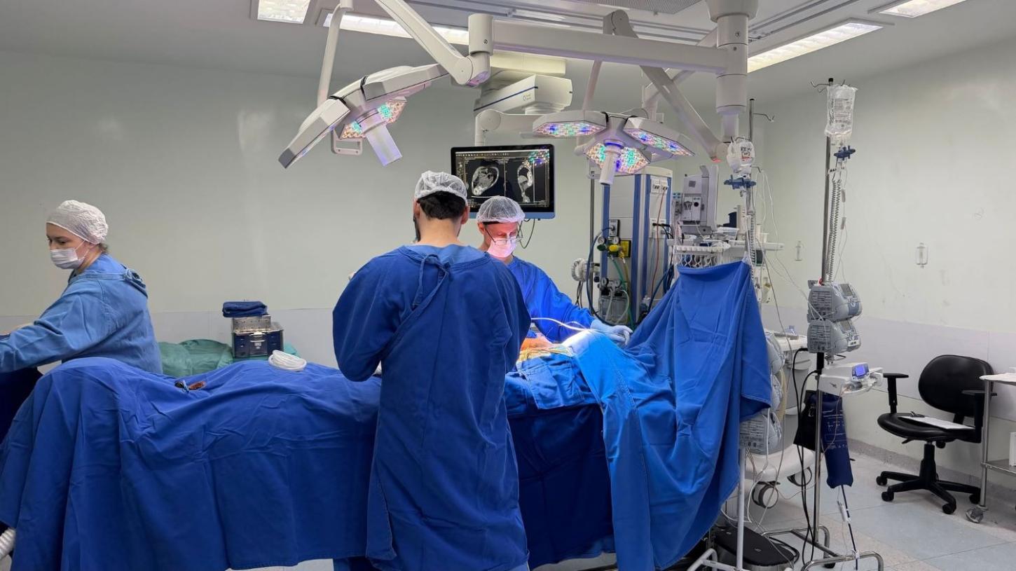 Criança com doença rara pode voltar a andar após cirurgia em hospital de SC