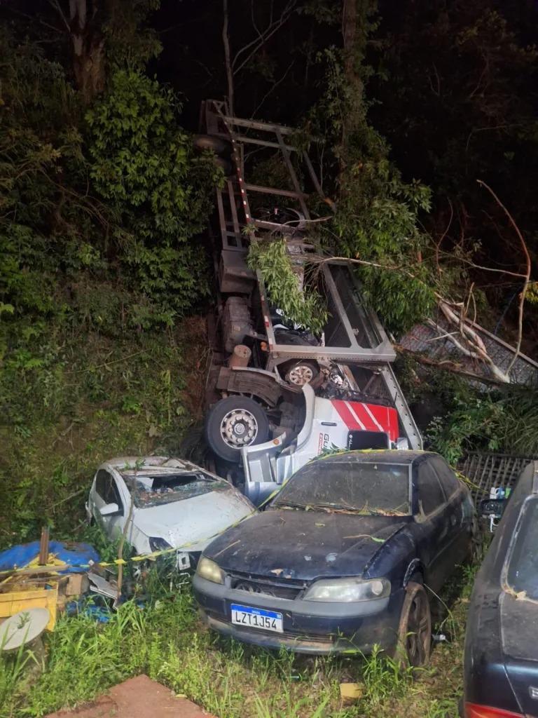 Grave acidente na rua Três de Abril, em Seara, deixa motorista de caminhão ferido (vídeo)