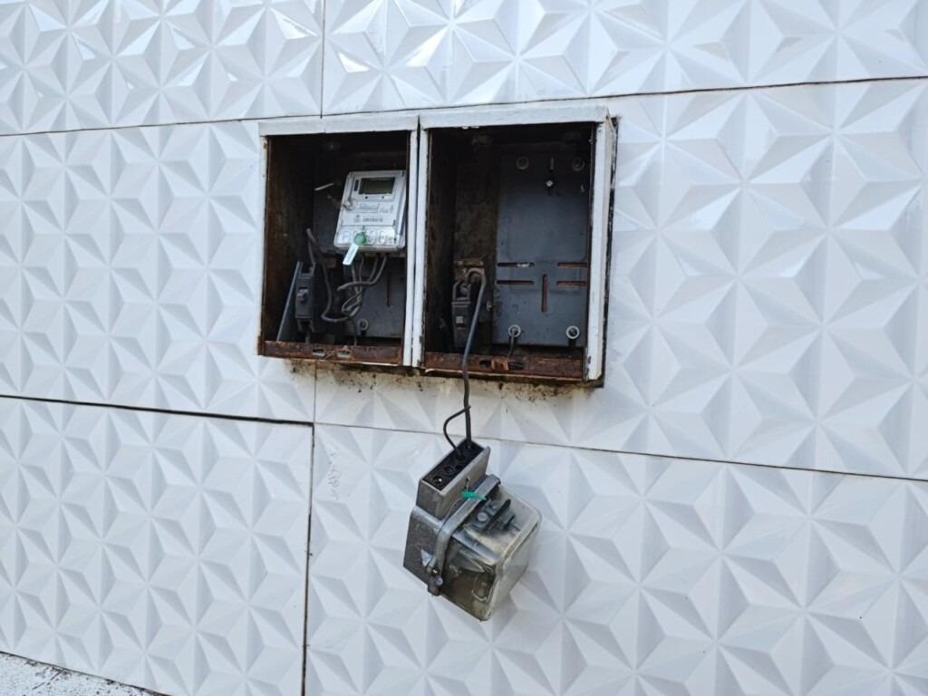 Homem é flagrado furtando fios de medidor em Chapecó