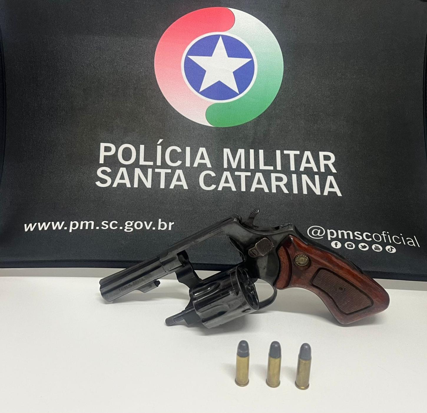 Homem é preso com arma depois de agredir e ameaçar mulher em Xanxerê