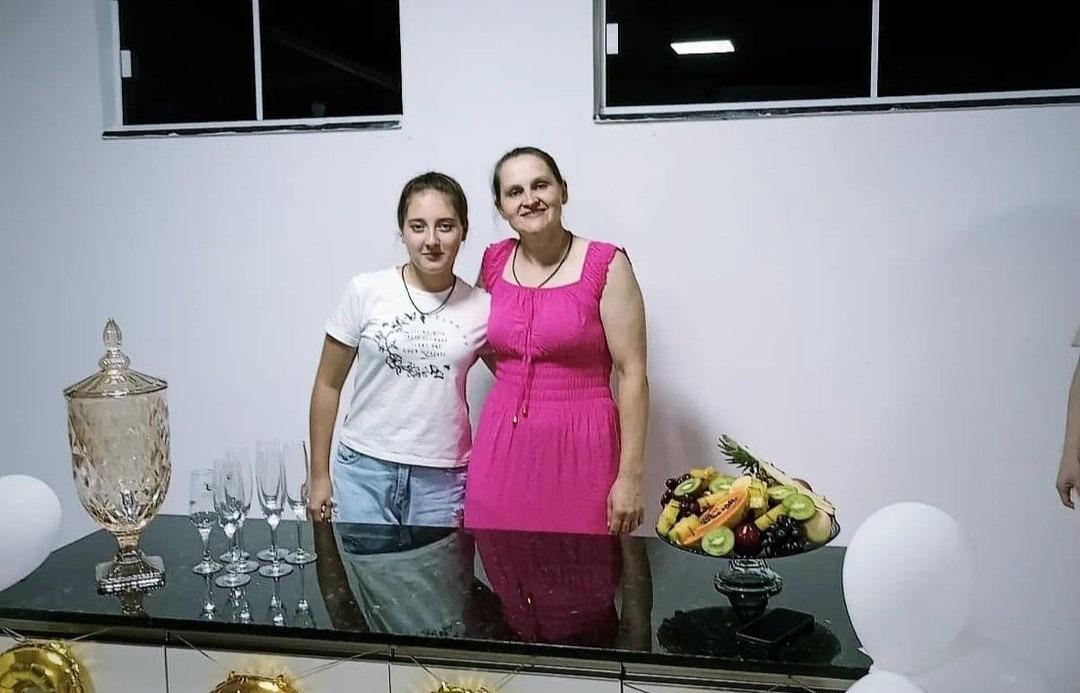 Homem mata esposa e filha adolescente a golpes de faca no Oeste