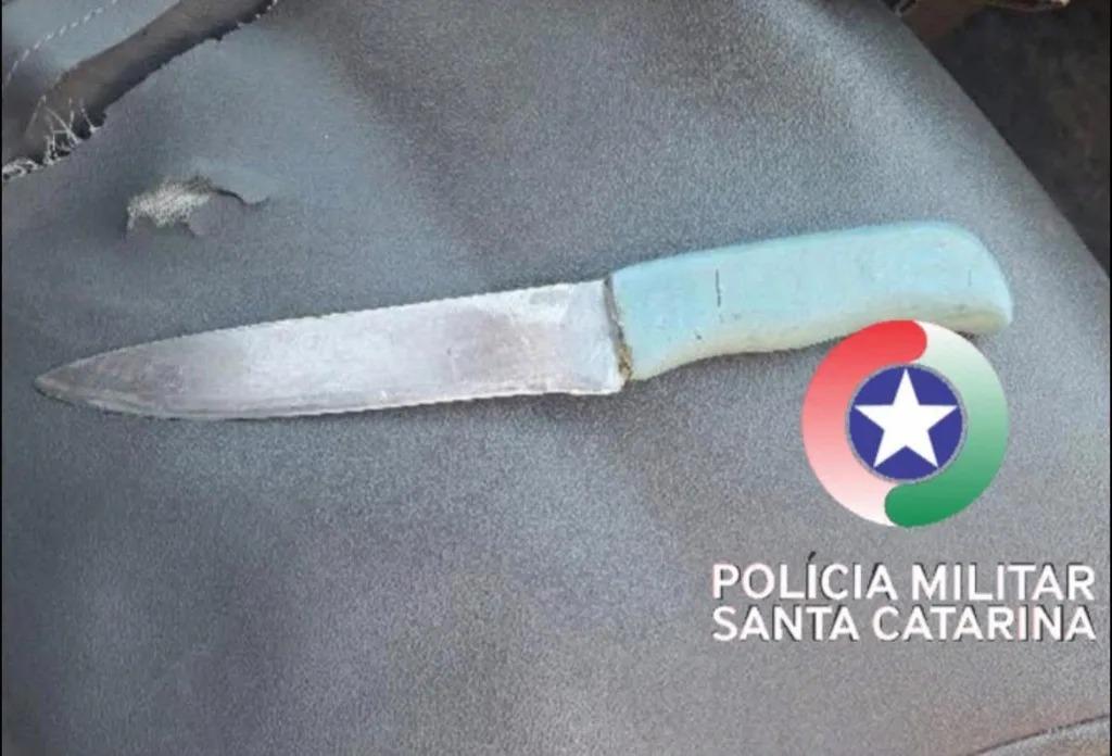 Homem preso por agredir e ameaçar de morte a própria mãe