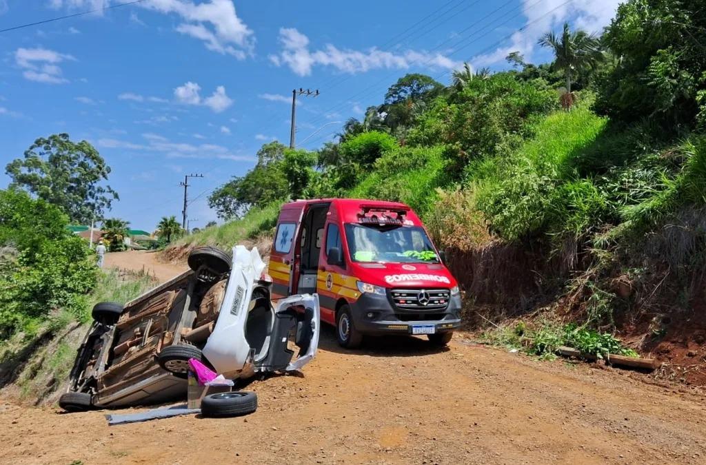 Idosa fica ferida em capotamento de veículo em Itá