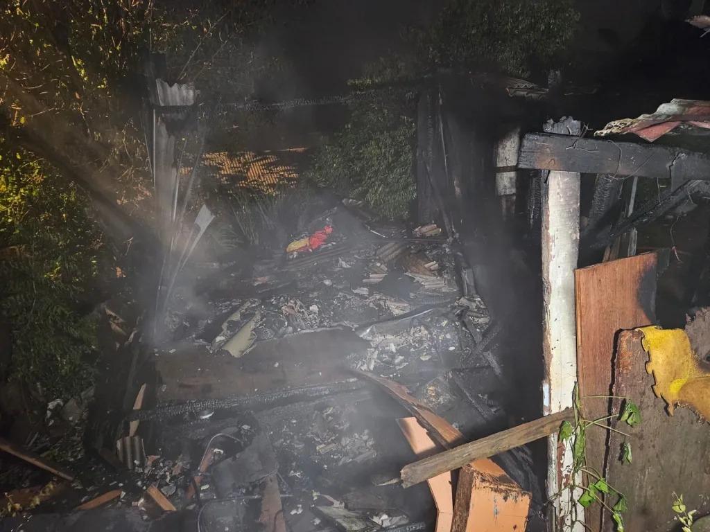 Incêndio destrói casa de madeira em Xanxerê