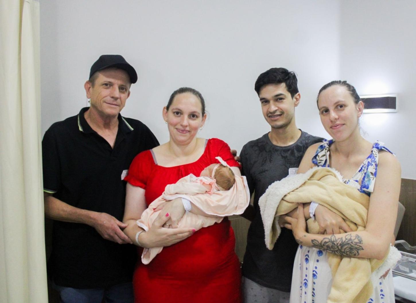Irmãs dão à luz no mesmo dia e no mesmo hospital em que nasceram em SC