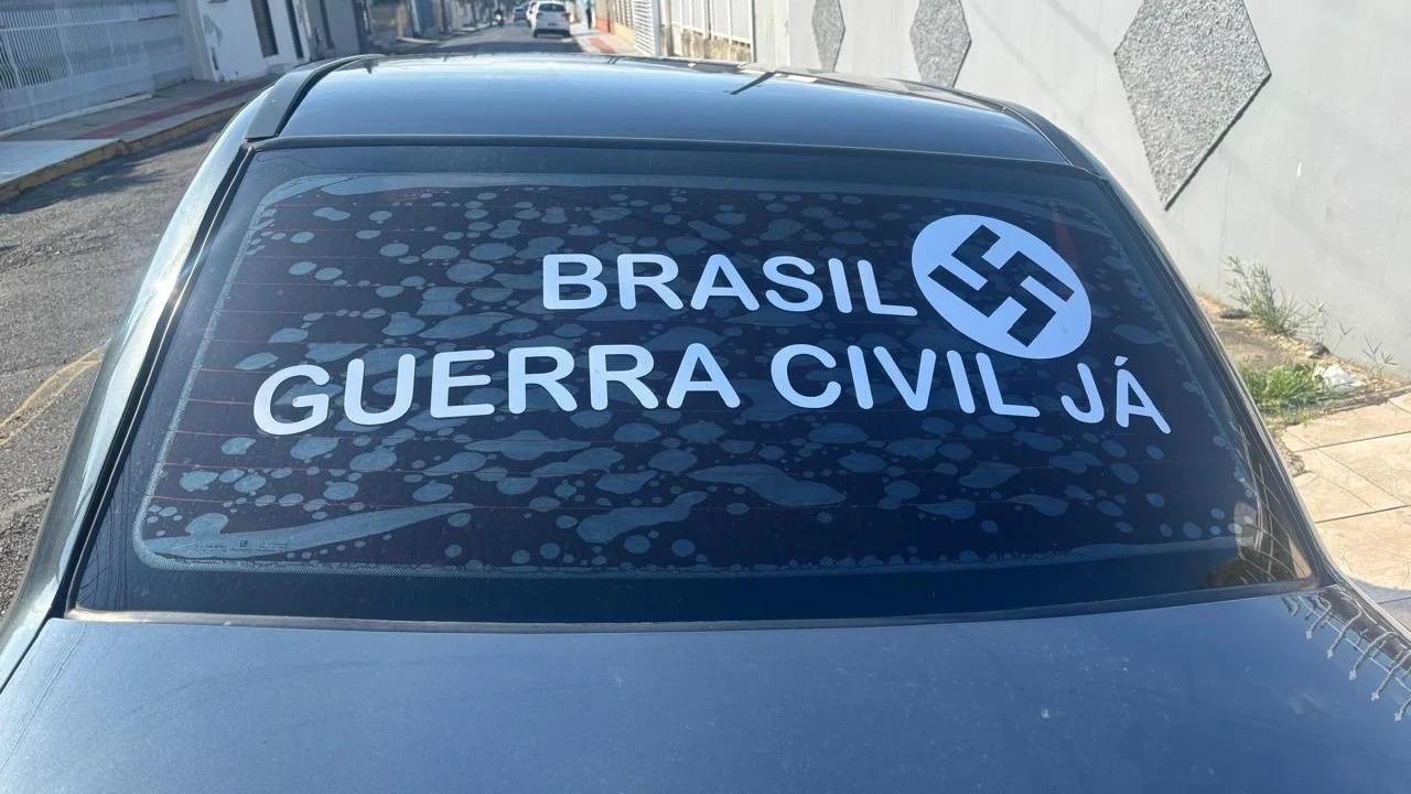 Morador é preso por adesivar carro com símbolo nazista em SC