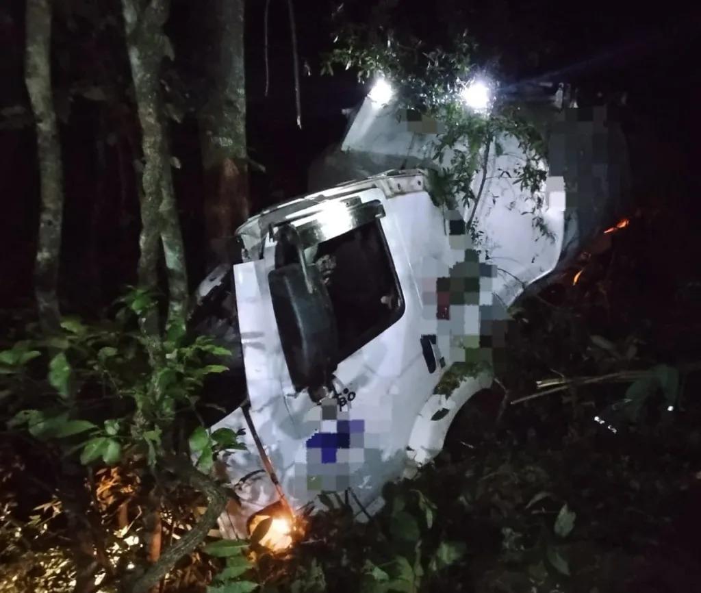 Motorista morre em acidente com caminhão no Oeste