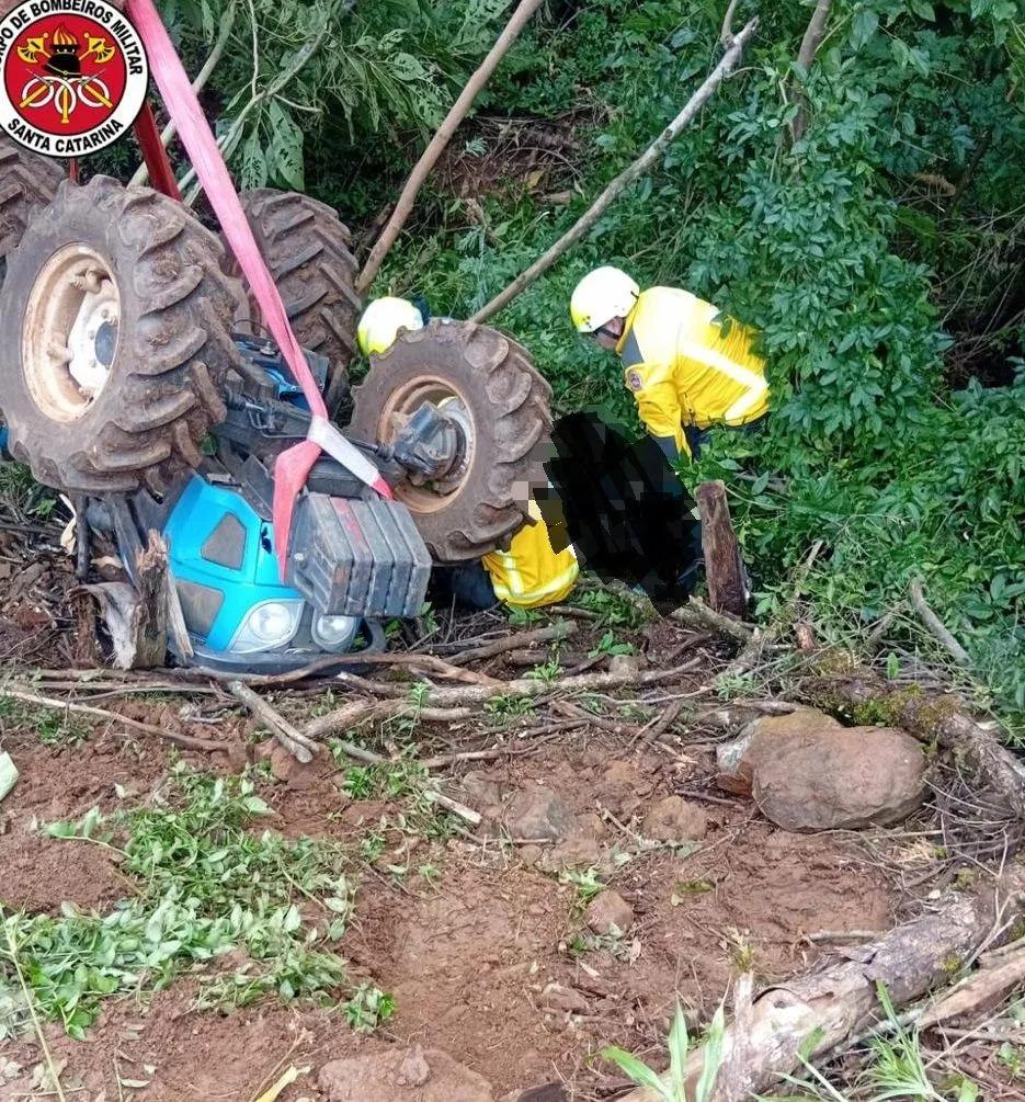 Mulher morre ao capotar trator no interior de Videira