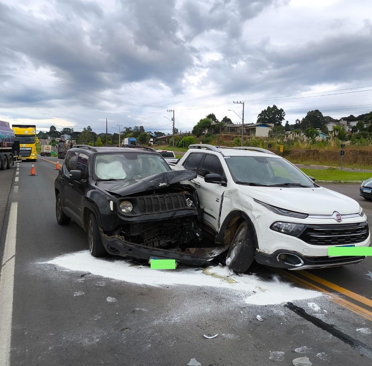 Acidente entre veículos é registrado na BR-282, em Ponte Serrada