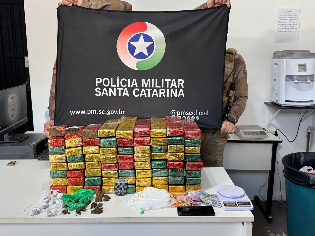 Dupla é presa com mais de 55 kg de drogas em Chapecó