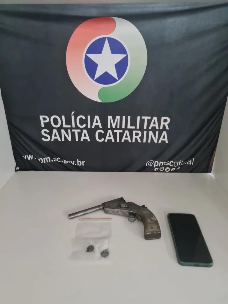 Homem é preso com arma de fogo e drogas em Concórdia