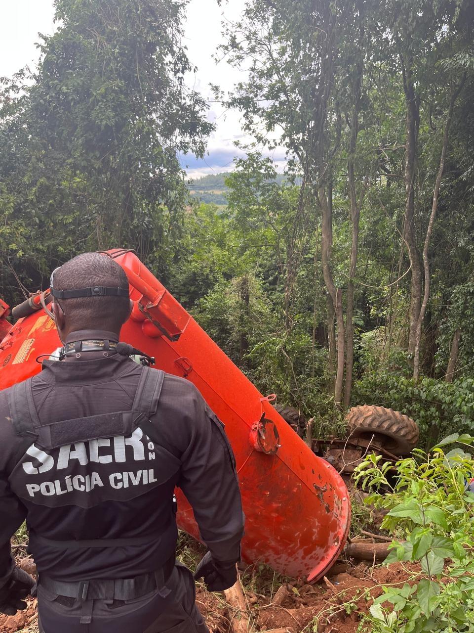 Idoso morre após capotar trator no interior de Chapecó