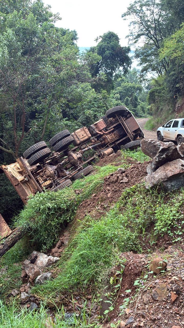 Caminhão da prefeitura tomba em Quatro Irmãos em Xavantina (SC)