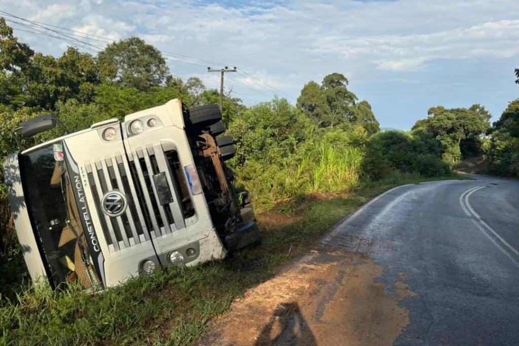 Caminhão tomba às margens da SC-155 entre Seara e Xavantina