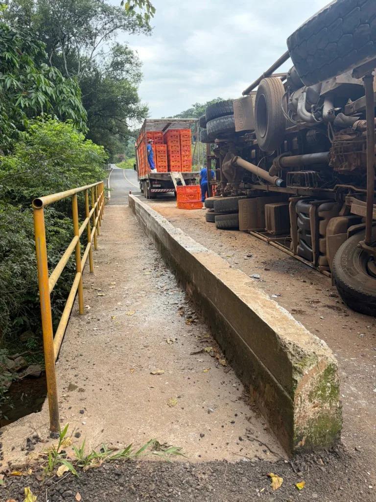 Caminhão tomba sobre ponte em Sede Irani, interior de Paial