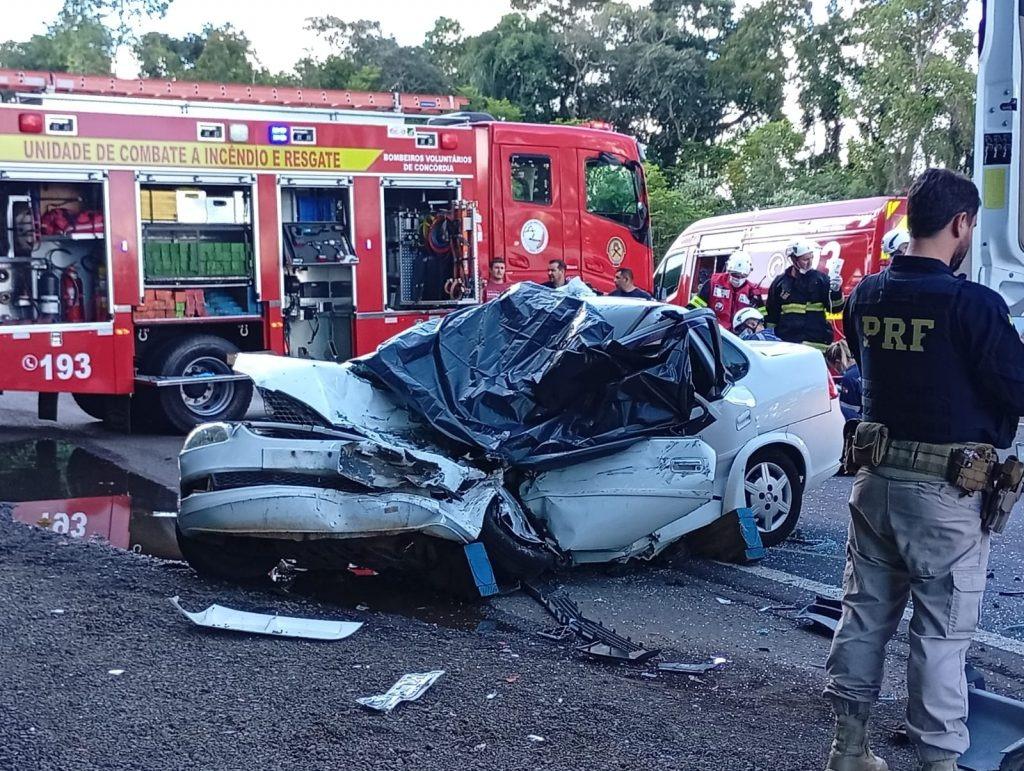 Colisão entre carro e carreta deixa uma vítima fatal em Concórdia