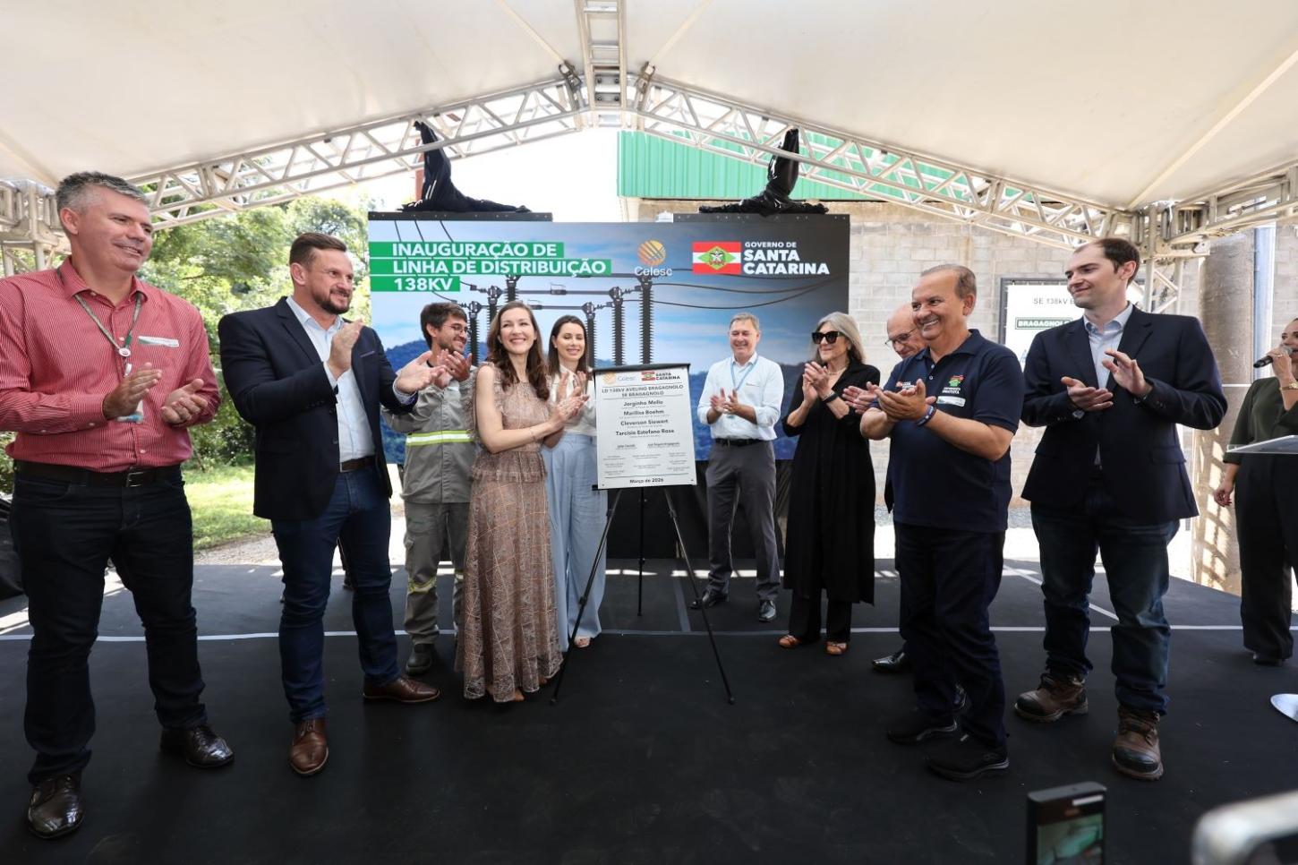 Governador anuncia obra de pavimentação e inaugura linha de energia em Faxinal dos Guedes