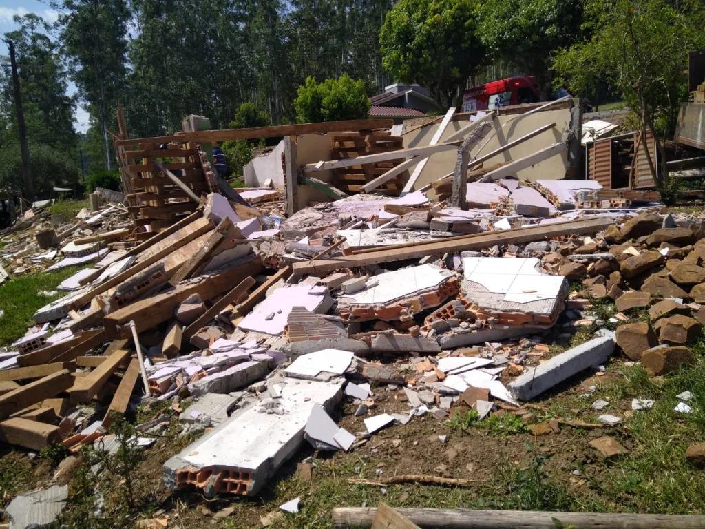 Homem morre ao ser atingido por estrutura de concreto no Oeste do Estado