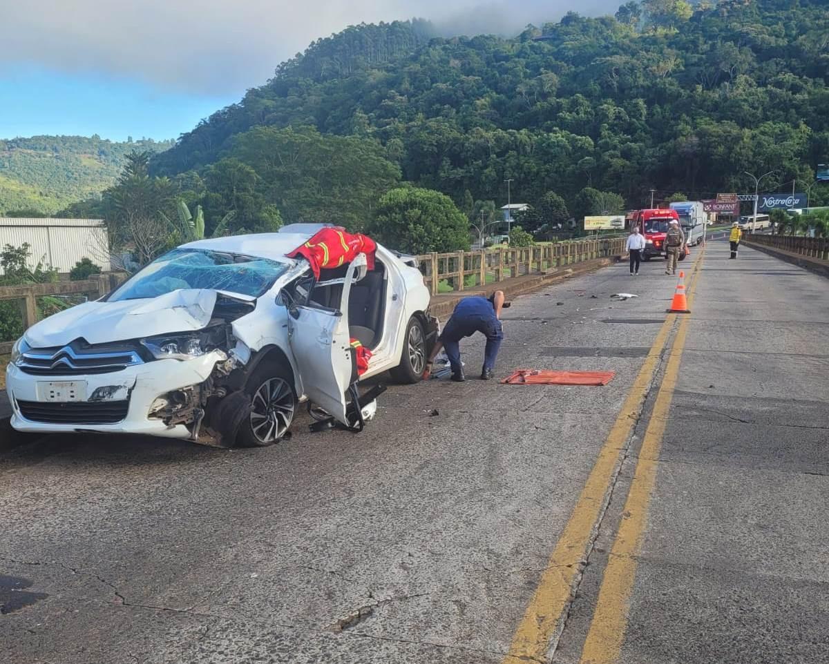 Motorista fica ferida após carro atingir traseira de caminhão sobre ponte do Goio-Ên