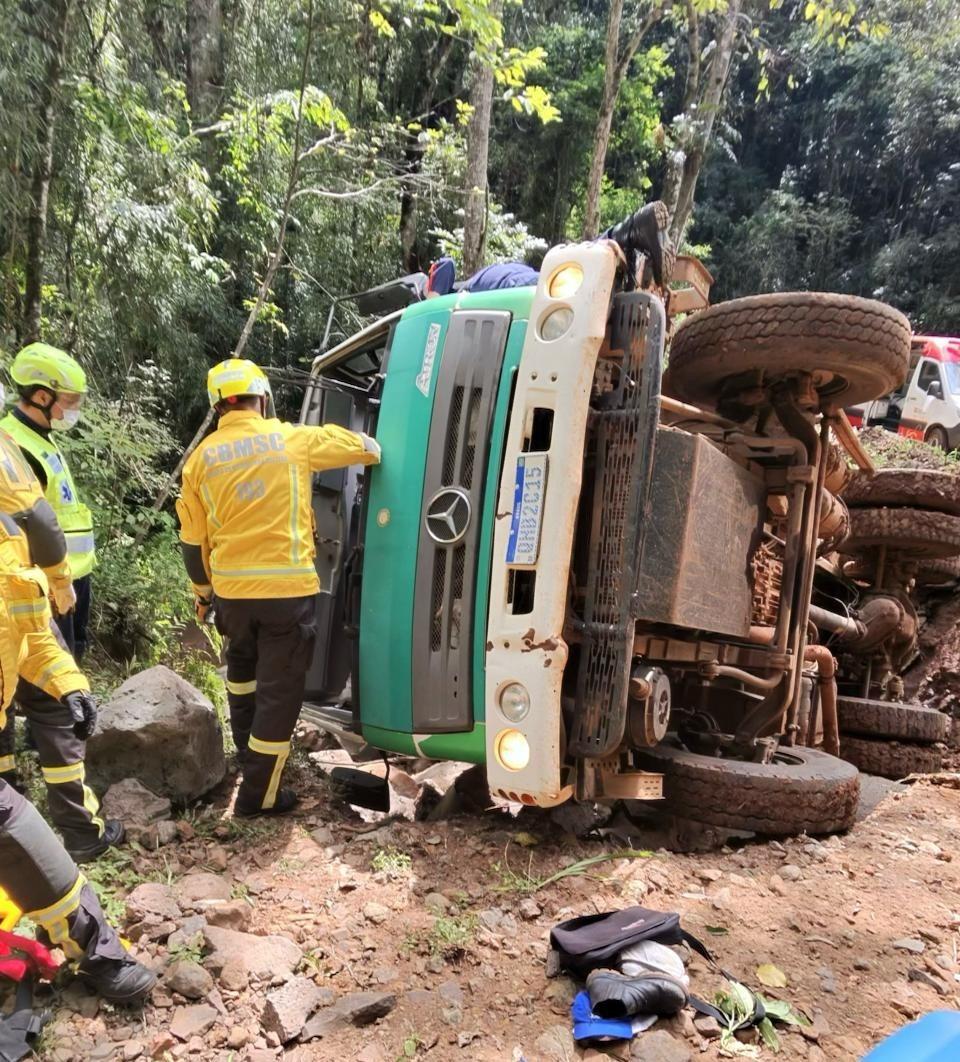 Motorista fica gravemente ferido após caminhão tombar em ponte no interior de Xanxerê