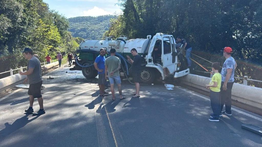 Acidente envolve caminhão e carreta na BR-153, entre Concórdia e Irani