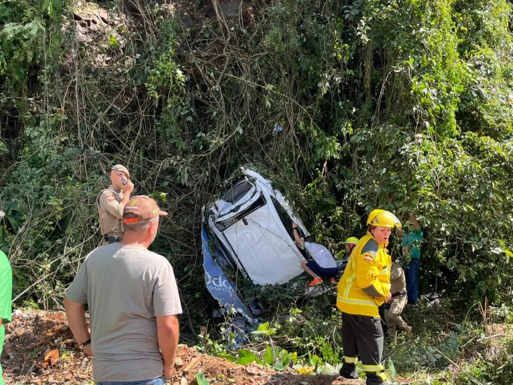 Caminhão e carro despencam de barranco na Rua Três de Abril em Seara