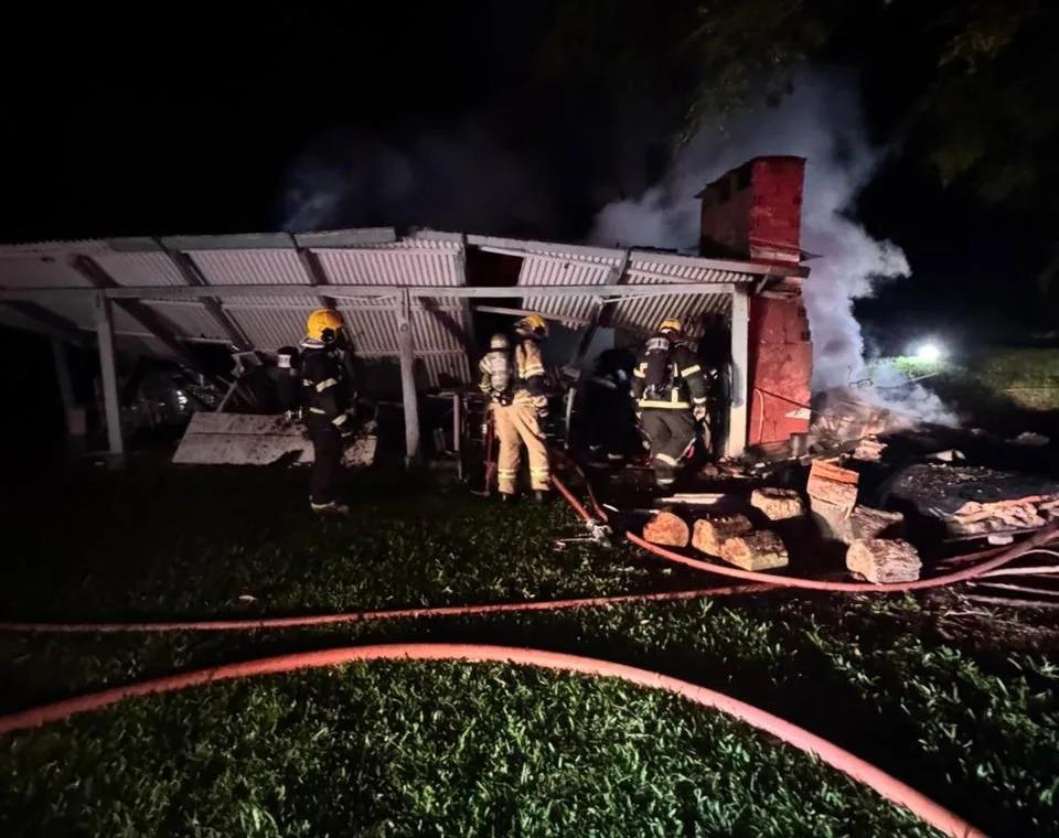 Incêndio destrói residência no interior de Seara