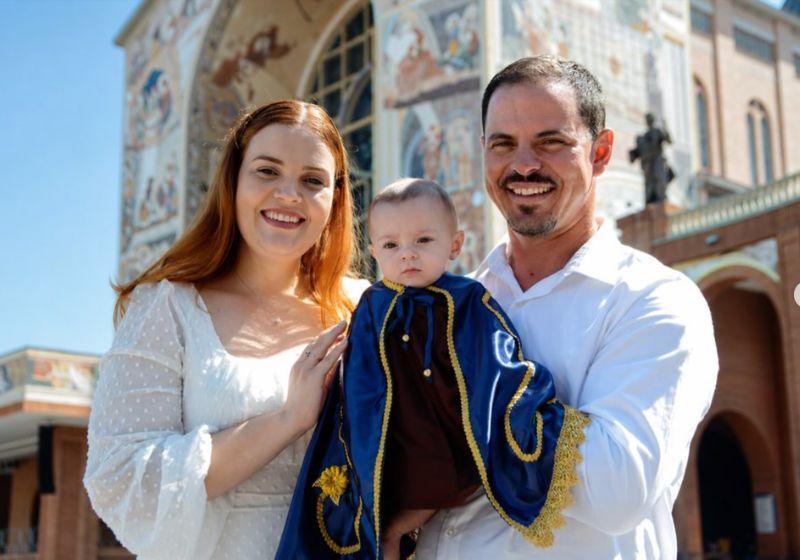 Mãe cumpre promessa e leva bebê para batizar em Aparecida: 1% de chance de vida