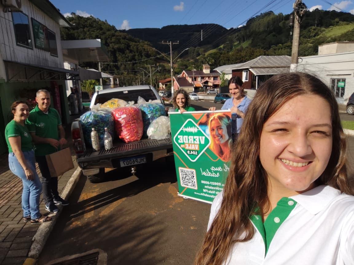 Rádio Verde Vale FM realiza  entrega do Projeto Tampinha do Bem