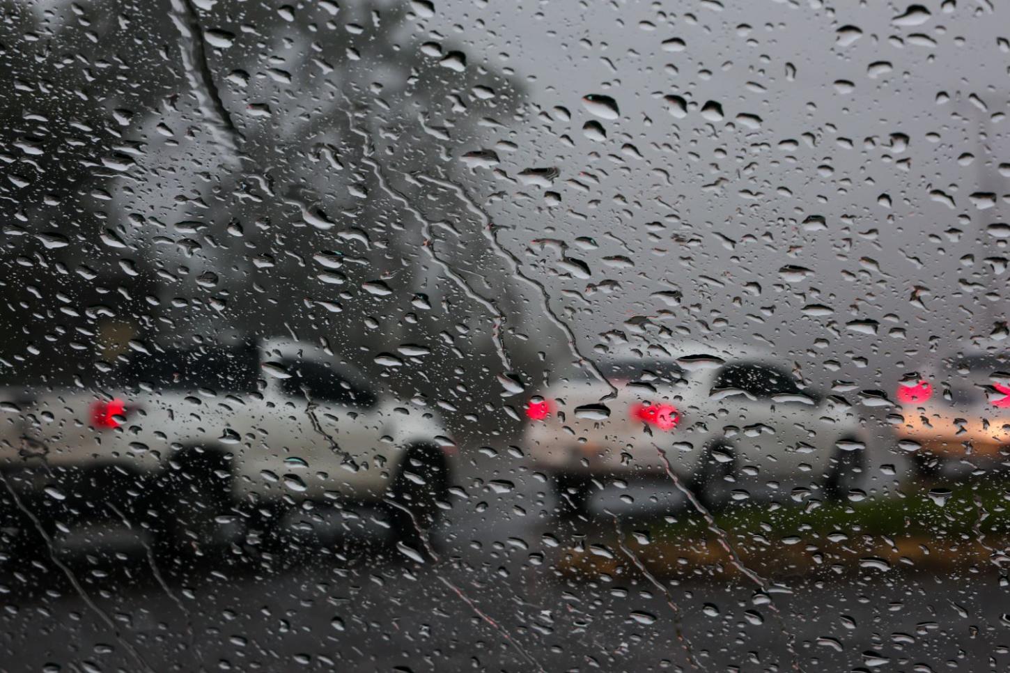 Semana começa com chuva intensa e termina com temperaturas amenas em Santa Catarina